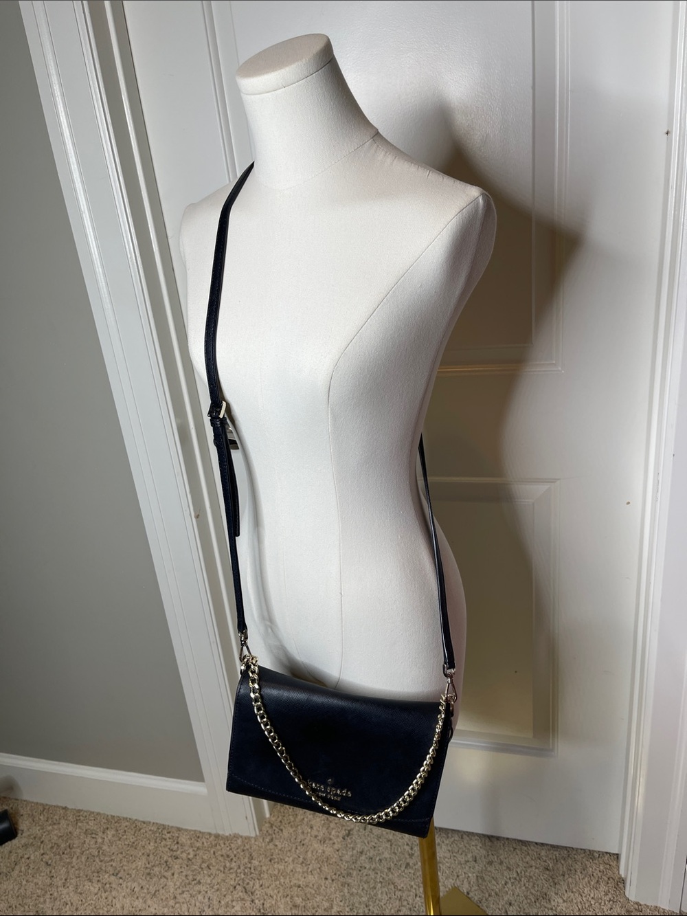 Kate Spade cross body bag. In black and gold - Picture 2 of 10